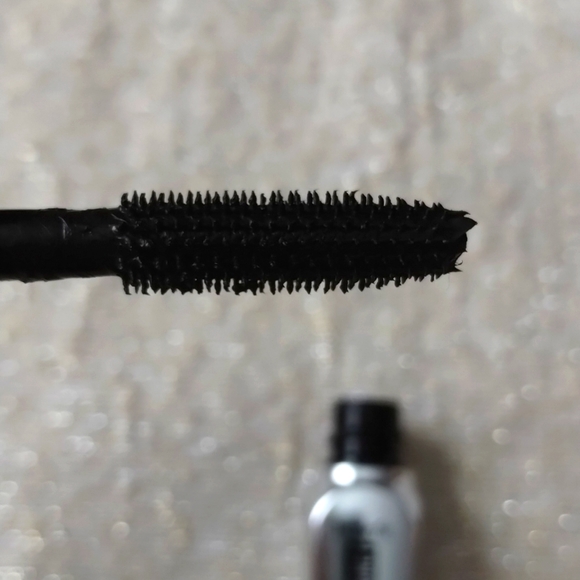 Benefit - they're real magnet mascara (black) - Picture 3 of 3